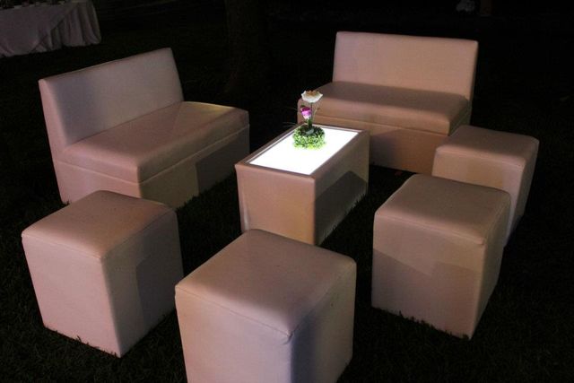 Sillones sencillos blancos iluminados