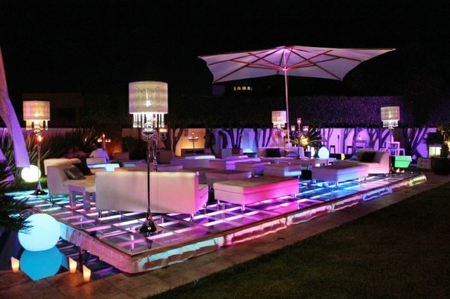 Salas lounge en pista iluminada