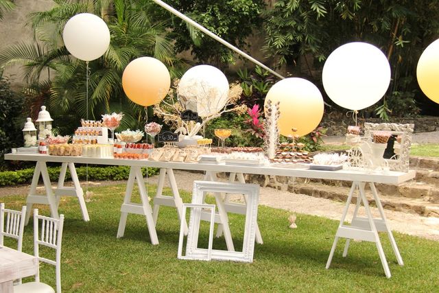 Mesa larga blancas con globos